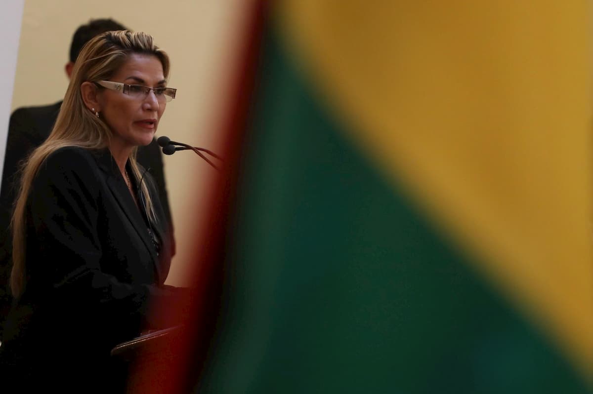 Morales in Messico, la senatrice Añes si proclama presidente della Bolivia