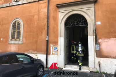 Incendio in un appartamento a Trastevere, salvi due anziani