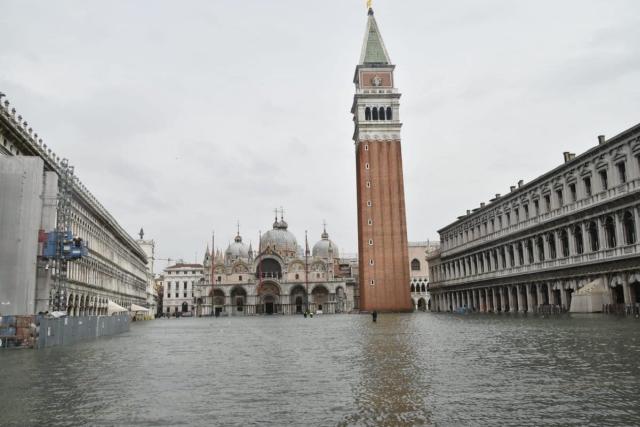 Emergenza Venezia, domani lo scirocco porterà la marea a 1.60 cm. Prime decisioni a sostegno della popolazione: mutui sospesi per un anno
