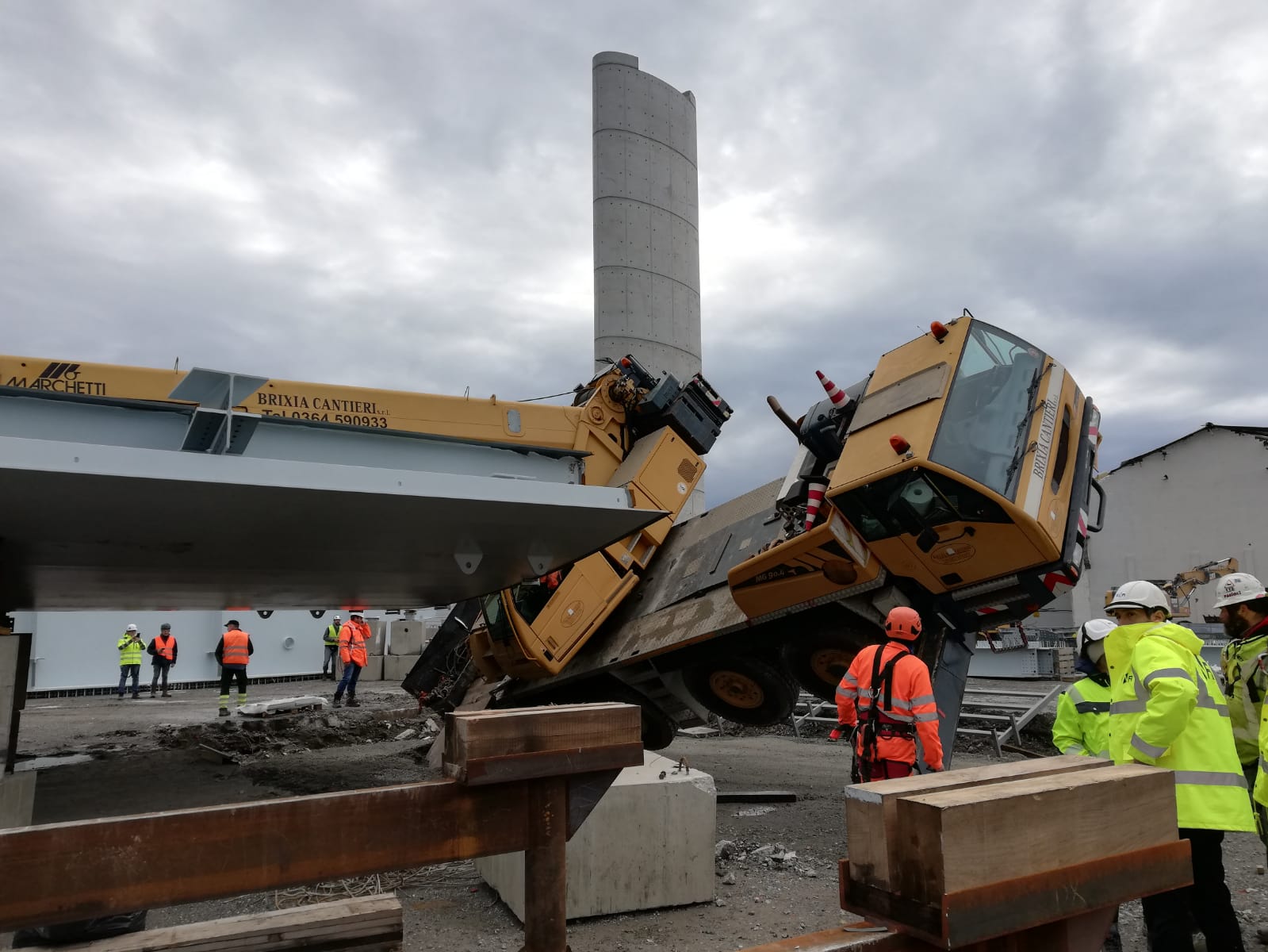 Genova: gru inclinata nel cantiere del Ponte Morandi, ferite 3 persone
