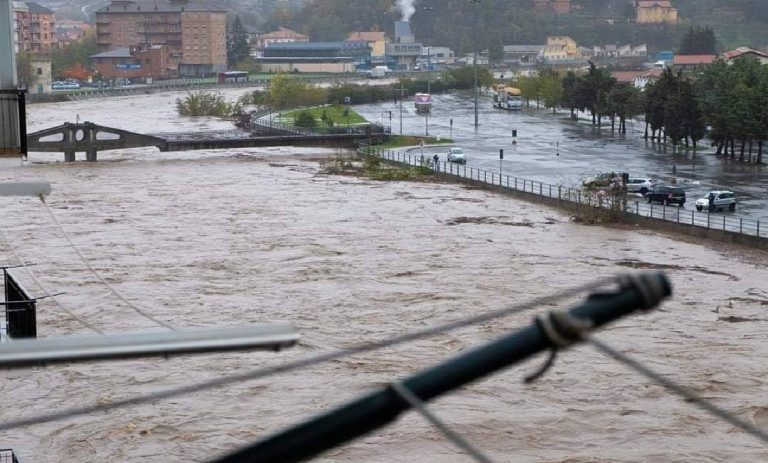 Genova e la Liguria flagellate dal maltempo, Esondano alcuni fiumi sono decine gli sfollati
