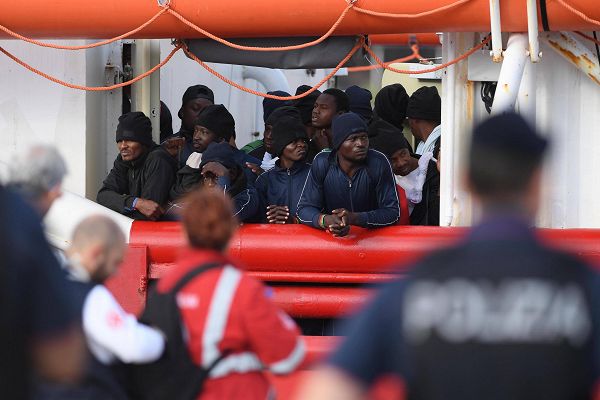 Ocean Viking, sbarcati a Messina i 213 migranti