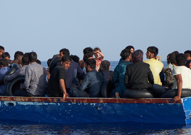 Migranti: iniziata redistribuzione delle persone su Open Arms e Aita Mari
