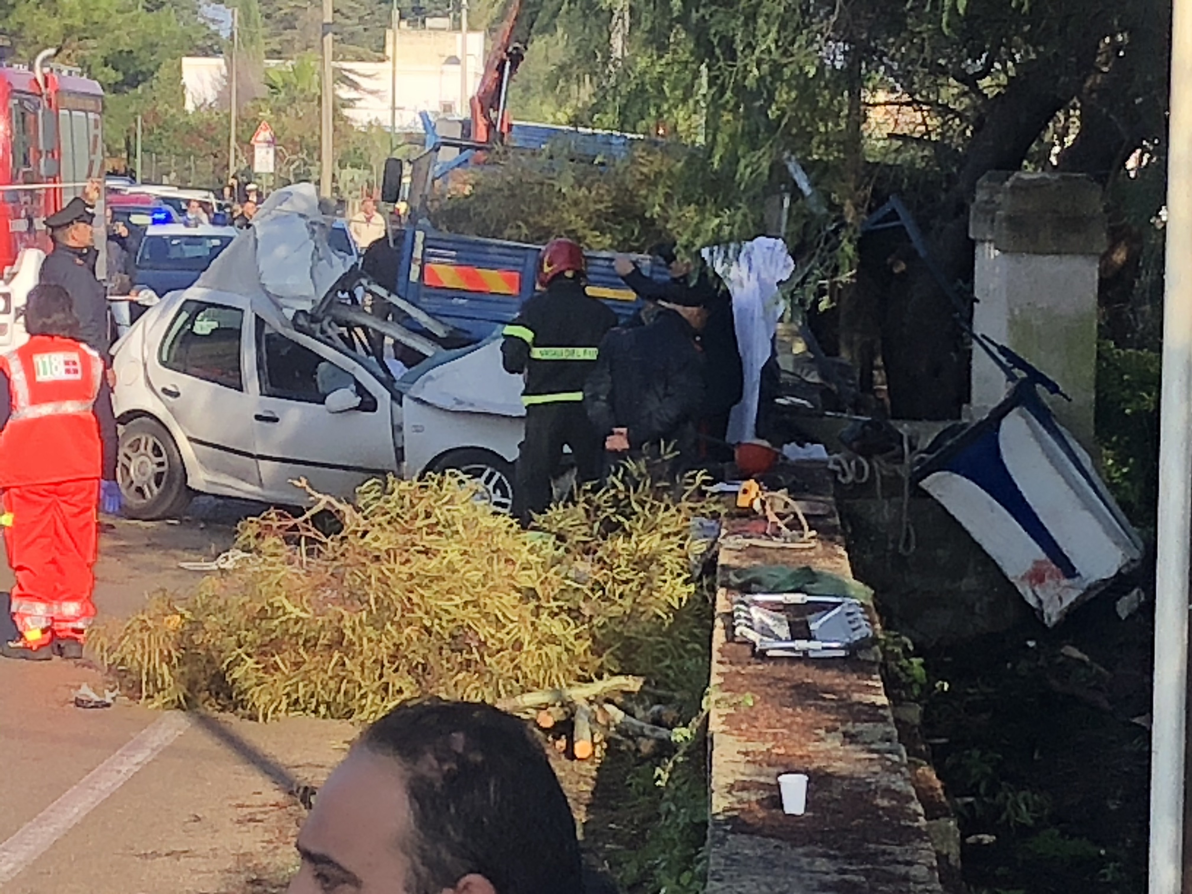 Strage di operai in Puglia. Falciati da un’auto impazzita mentre disboscavano a bordo strada