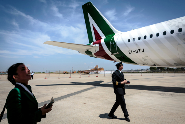 Alitalia, lettera dei sindacati a Raggi e Zingaretti