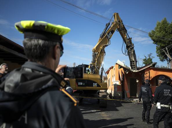 I Casamonica chiedono 10 milioni di danni a Roma Capitale per la demolizione delle loro ville