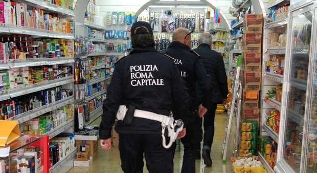 Polizia di Roma Capitale, controlli a tappeto negli esercizi commerciali. Sanzioni per 70mila euro