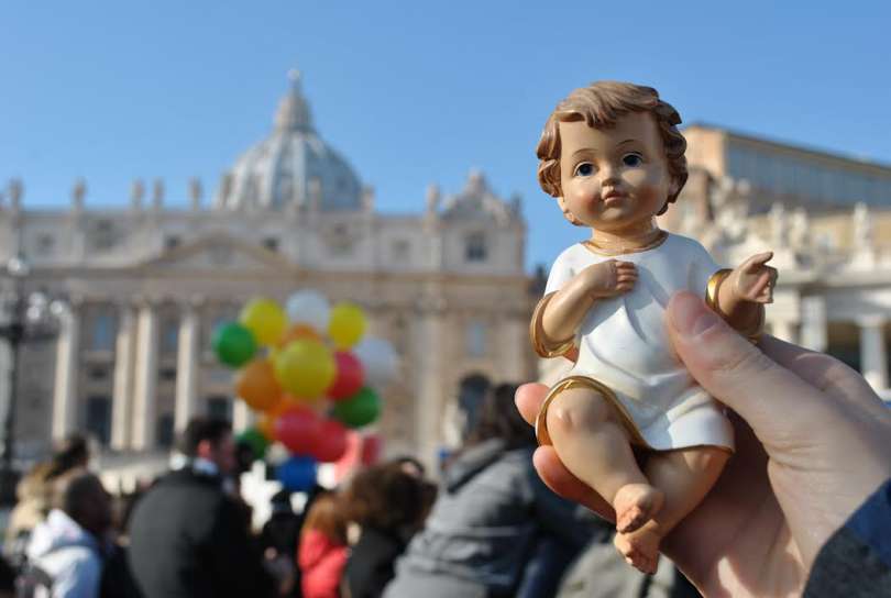 Torna la Benedizione dei Bambinelli a San Pietro. Da 50 anni gli oratori dal Papa per il Natale