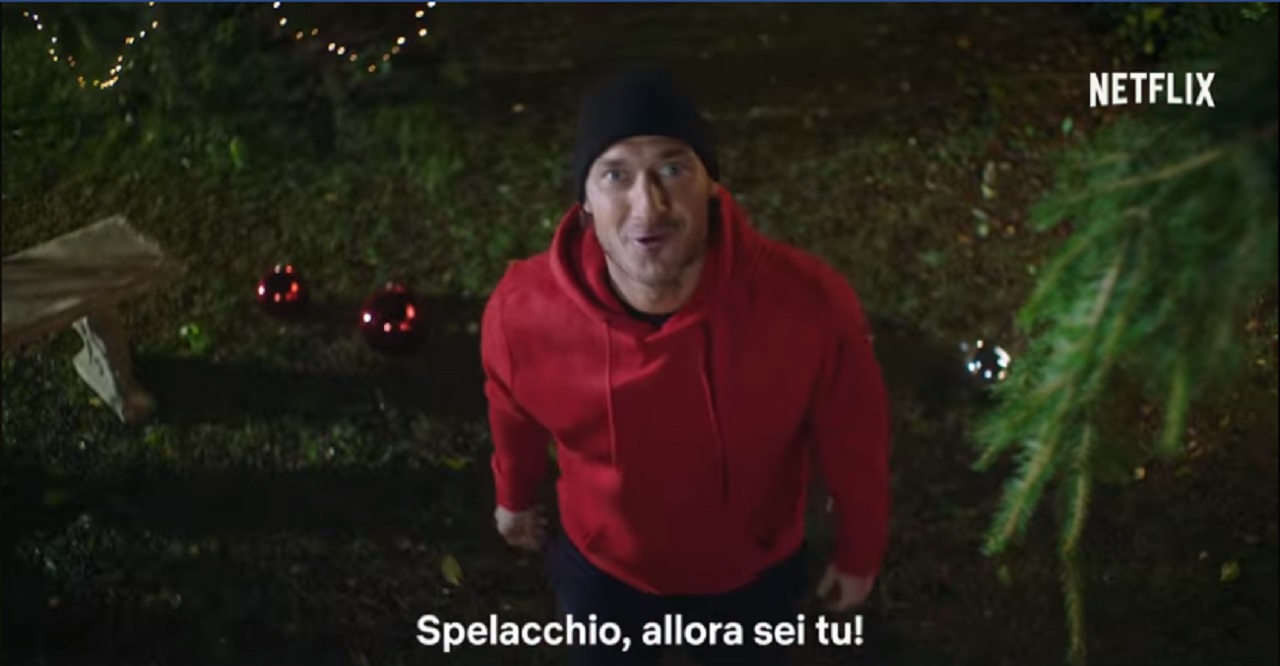 Totti con Spelacchio si prende la fascia di Capitano del Natale a Roma