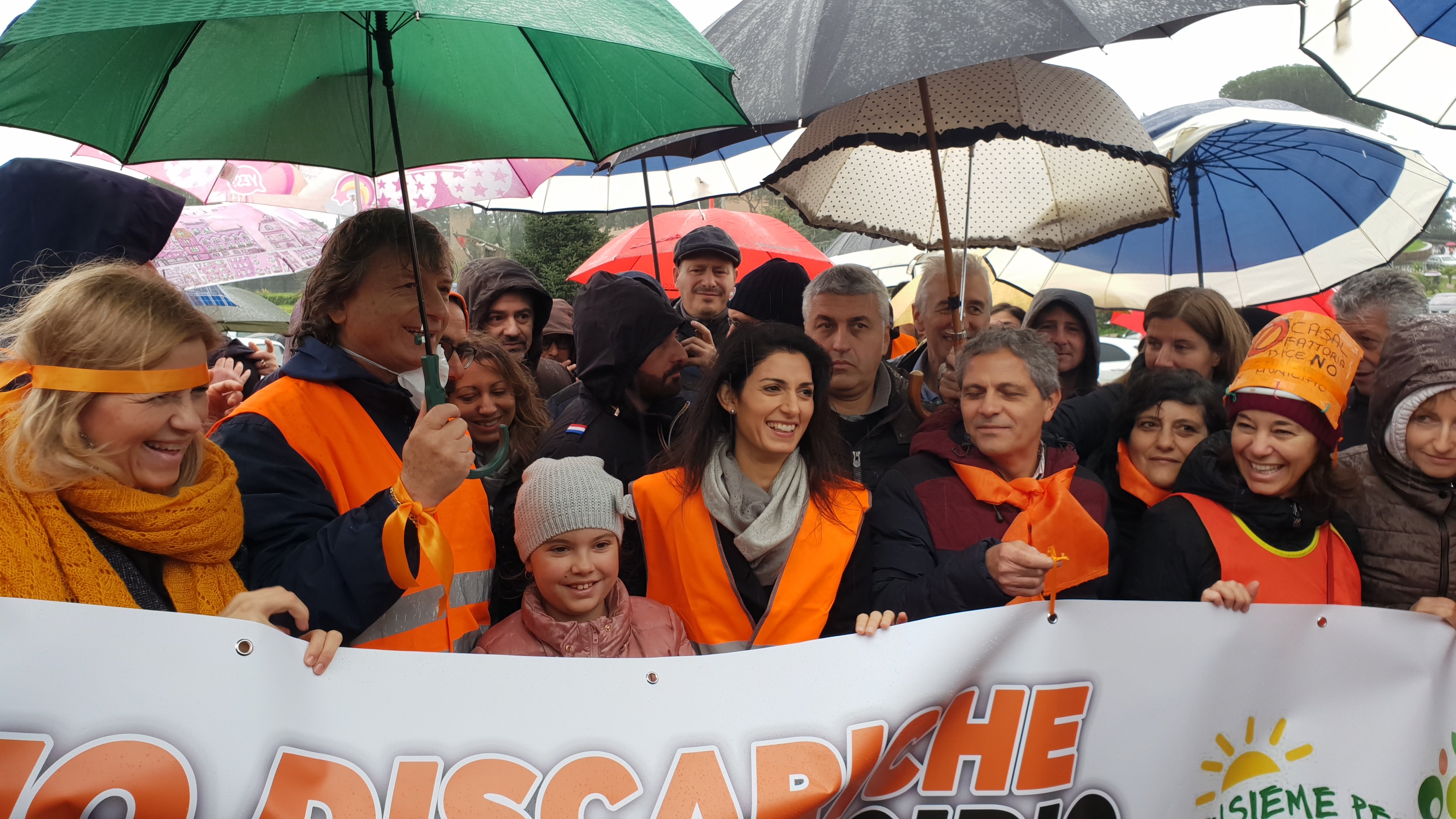Raggi festeggia con i cittadini lo stop alla discarica della Falcognana