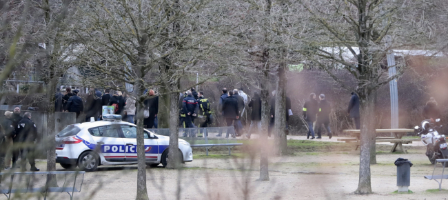 Parigi, aggressione in un parco a colpi di coltello. Sospetto terrorismo, c’è una vittima e due feriti. Eliminato l’aggressore