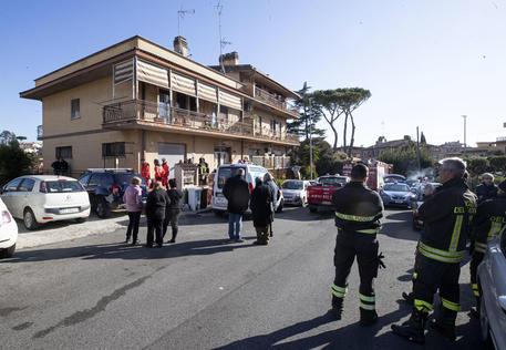 Incendio in un appartamento a Roma, morta una donna