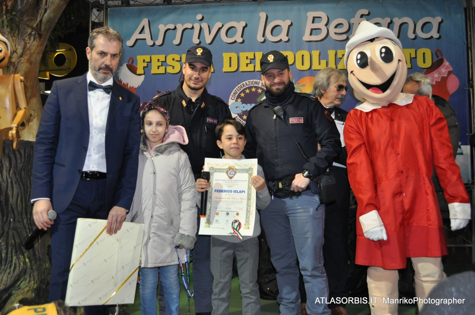 Befana del poliziotto Consap: calze per tutti consegnate dalla Befana a Cavallo e dall’attore Federico Ielapi il Pinocchio di Garrone
