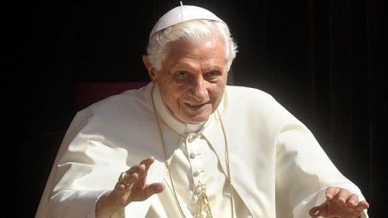 Celibato dei preti, giallo nel giallo. Il Papa Emerito Benedetto, non riconosce più il libro e ritira la sua firma dalla copertina
