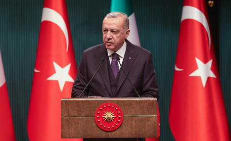 La Turchia avverte: “Senza firma di Haftar, inutile la Conferenza di Berlino”. Herdogan: “Se riprende gli attacchi gli daremo una lezione”
