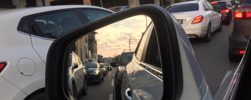 Ore perse nel traffico delle grandi metropoli, Roma si conquiste il podio: è seconda solo a Bogotà