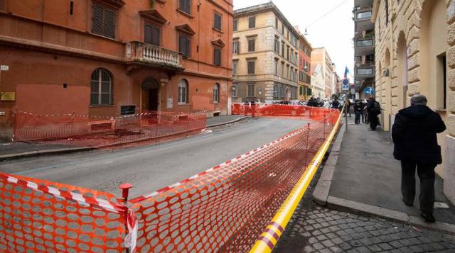 Cede il manto stradale, evacuati edifici e locali a due passi dal Colosseo