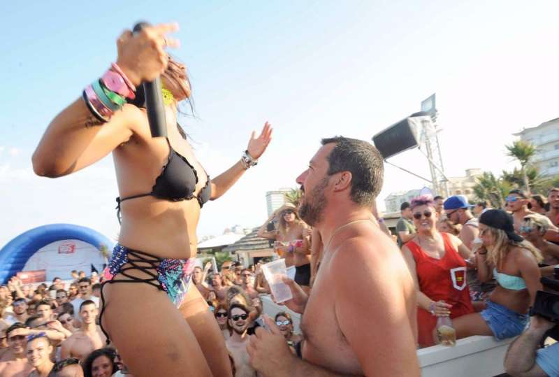 Sardine al Papeete Beach? Il Direttore a ‘Un giorno da Pecora: “Locale chiuso, congeleranno…”