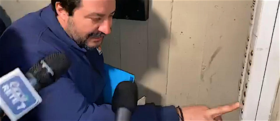 Ironia e polemiche sul blitz ai citofoni di Salvini alla periferia di Bologna