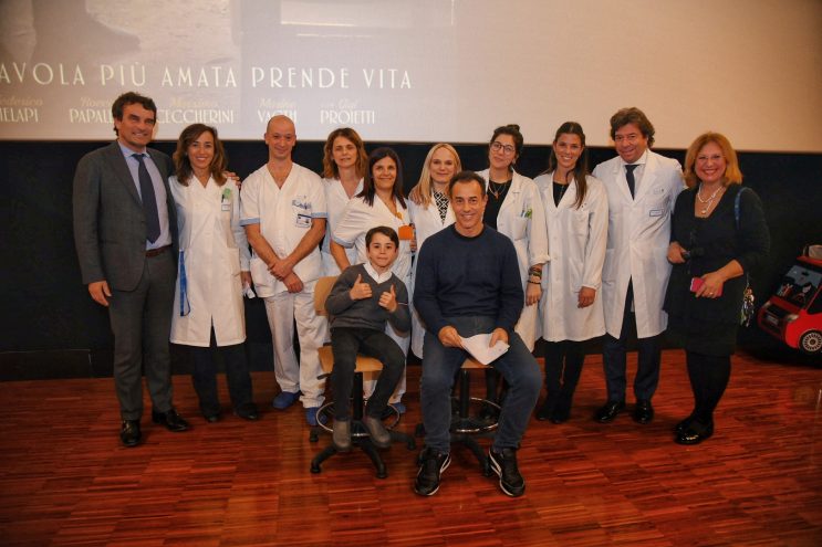 Matteo Garrone e Federico Ielapi con i pazienti del Gemelli