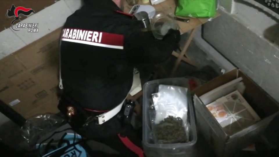 Undici chili di droga nascosti in un box al quartiere Montesacro
