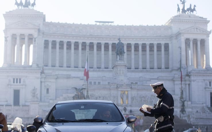 Lo smog non concede tregue alla Capitale. Restano le misure contro le auto inquinanti