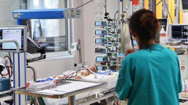 Fine vita dei bambini, il Comitato di bioetica chiede di fermare l’accanimento terapeutico