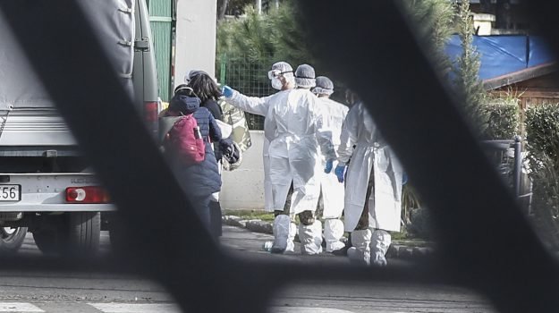 Corona Virus a macchia d’olio: in un solo giorno quasi 15mila nuovi casi e 242 morti. Le vittime sono ormai oltre 1300 e i contagiati 48mila, autorizzato il rientro di Niccolò