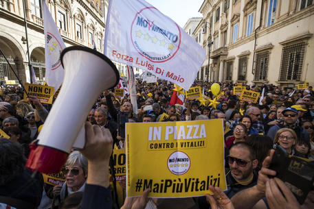 Il M5S torna a respirare la piazza. In tanti alla manifestazione contro i vitalizi
