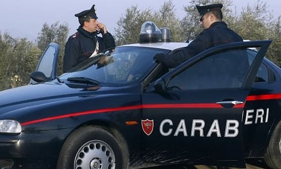 Tentano di svaligiare un negozio di telefonia e finiscono al fresco