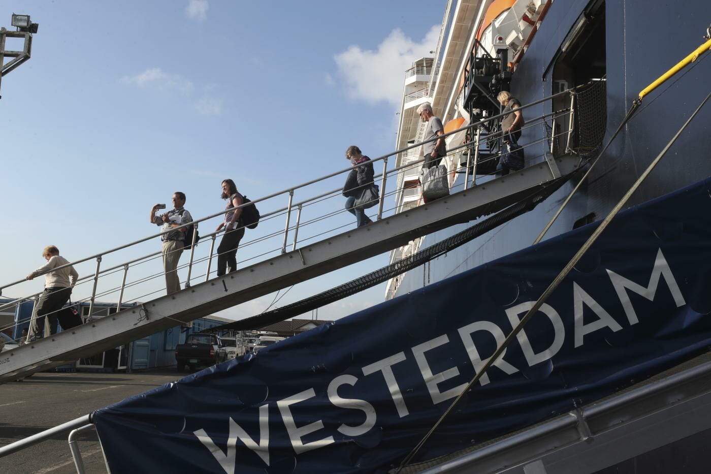 Navi da crociera, altro italiano colpito dal Virus sulla Diamond Princess. Rintracciati altri nostri connazionali sbarcati dalla Westerdam in Cambogia