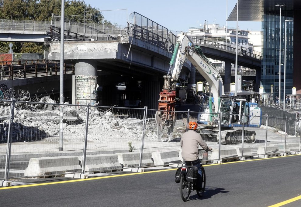 Lavori demolizione Tangenziale Est, chiusure notturne e deviazioni bus