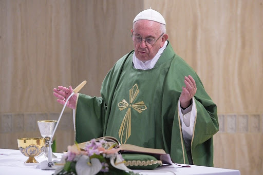 Papa Francesco in preghiera: “Il signore sia vicino ai nostri nonni”
