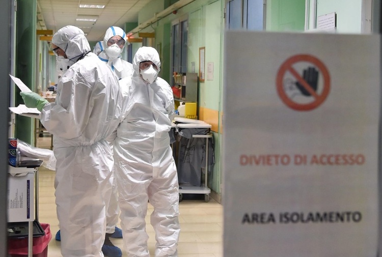 Covid 19, il dramma della Lombardia. Morti altri cinque medici contagiati dal virus. A Bergamo situazione ormai vicina collasso. Appello al mondo: “Abbiamo disperato bisogno di personale sanitario”