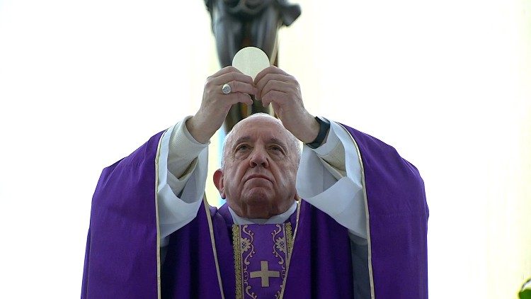 Papa Francesco: “In questi giorni di sofferenza c’è tanta paura negli anziani”
