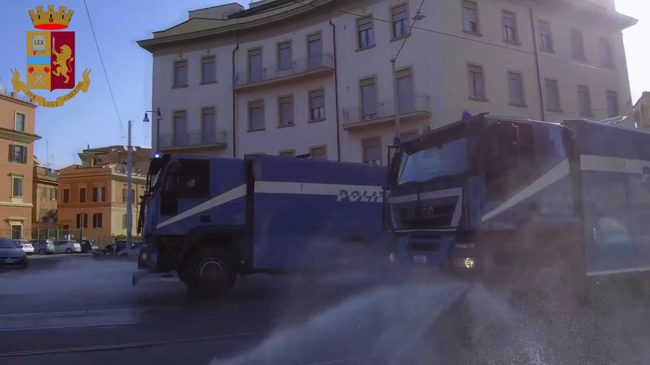 Mezzi con idranti della Polizia di Stato sanificano le strade di Roma