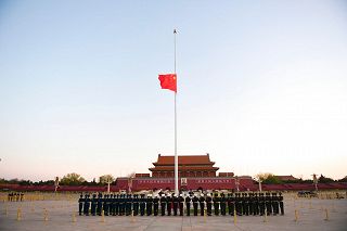 La Cina si è fermata per ricordare le vittime di Covis. Record di decessi nelle ultime 24 ore negli Usa. Drammatica la situazione in Spagna