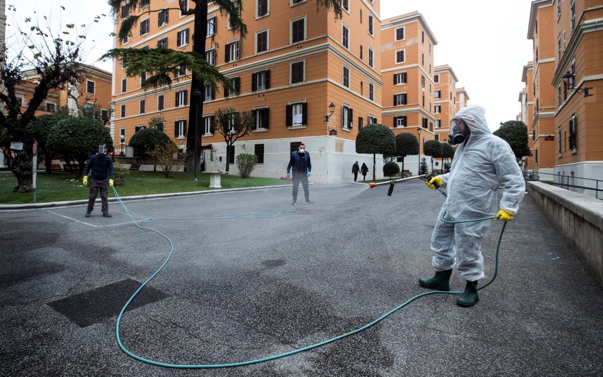 Lotta al Coronavirus, igienizzate le strade con farmacie