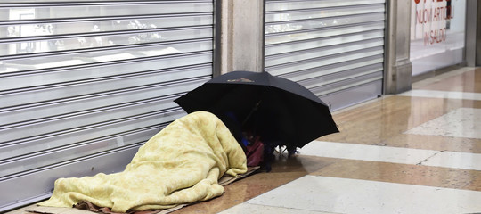 L’appello alla Raggi: “Collochi i senza tetto negli hotel”