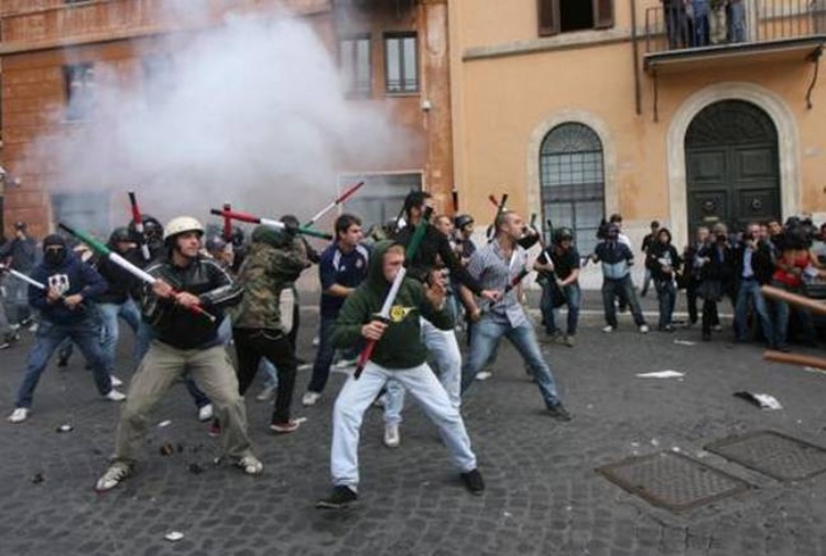 L’allarme di Lamorgese (Interni) : “Rischio di gravi tensioni nel Paese”. Lettera ai Prefetti