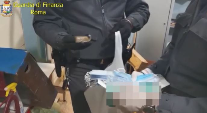 In un magazzino al Prenestino la Guardia di Finanza sequestra 130mila mascherine non sicure