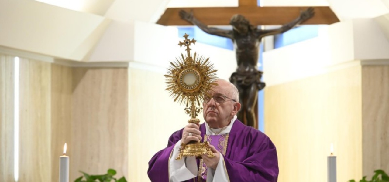 Il Papa alla messa di Santa Marta: “I politici cerchino il bene del Paese e non del partito”