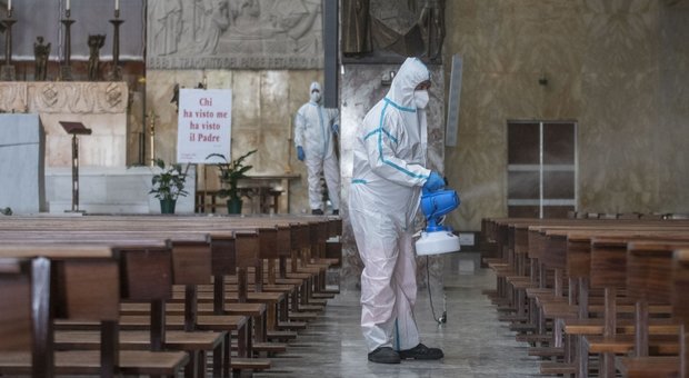 Avviata dall’Esercito la sanificazione delle Chiese della Capitale. Lunedì riprendono i riti religiosi