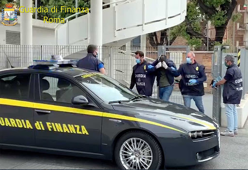 Prestiti con interessi del 300% per amici e conoscenti, ma gli affari si chiudono con l’intervento della Guardia di Finanza