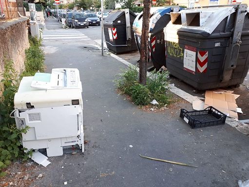 Rifiuti ingombrati, nuovo post della Raggi sui furbetti dello scarico illegale