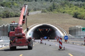 Atlantia blocca gli investimenti per mancanza di liquidità. Stop alle opere sulle autostrade