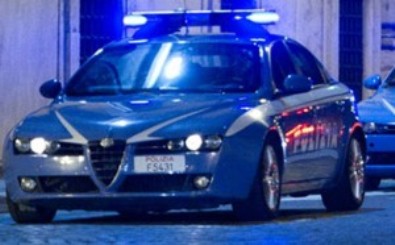 Aggredisce una donna e poi si scaglia contro gli agenti della Polizia di Stato. Arrestato