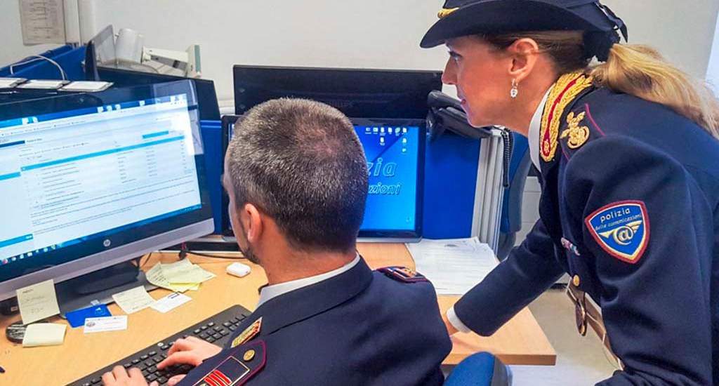 Perseguita la sua ex con minacce di morte e si nasconde dietro il profilo di una terza persona. Scoperto e messo ai domiciliari grazie alla Polizia Postale