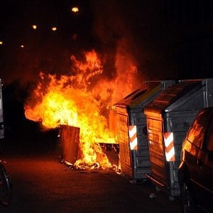 Caccia all’incendiario dei cassonetti di Roma. In poche ore almeno 30 roghi dolosi