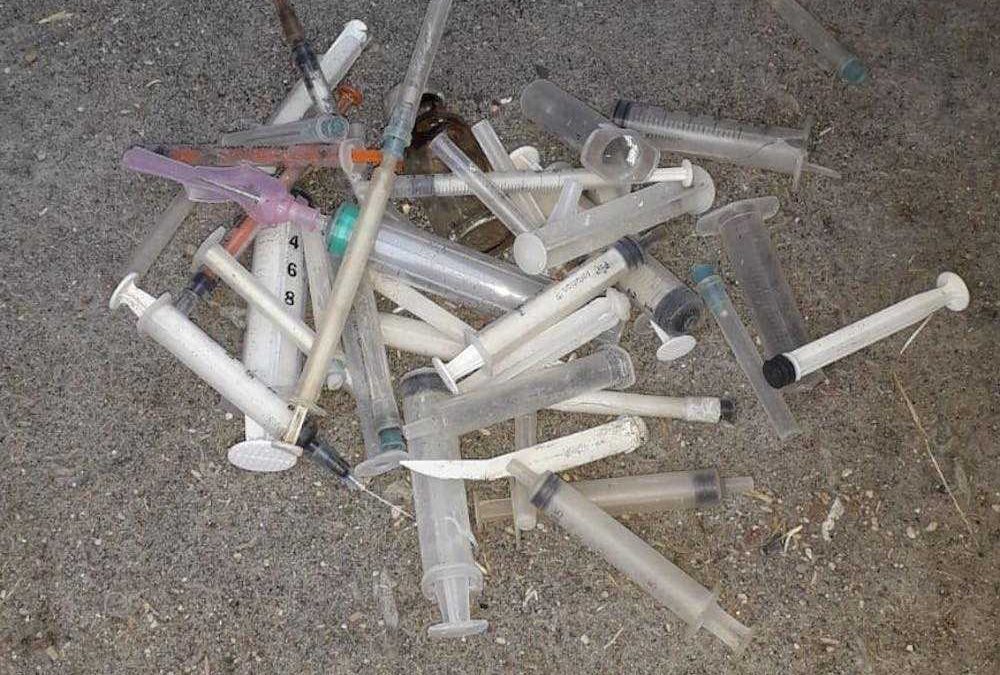 Siringhe in spiaggia dopo i chiodi e i vetri. Minacce dei clan ad Ostia?